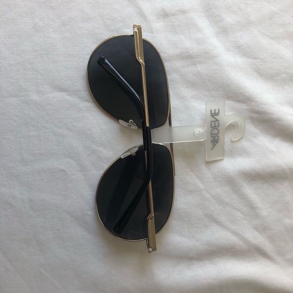 Oval shaped Sunglasses - Picture 2 of 3